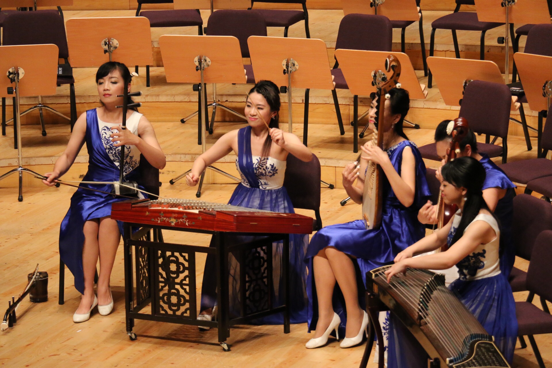 本次音乐会云集了中国著名的二胡演奏家宋飞,邓建栋,朱昌耀及上海音乐